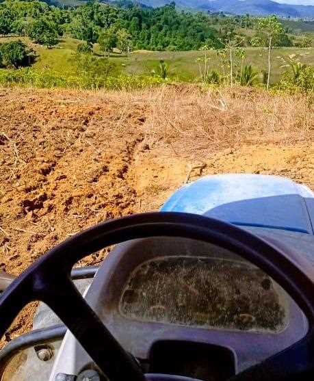 Camacã: Prefeitura chega a 25 agricultores beneficiados na aração de terras


